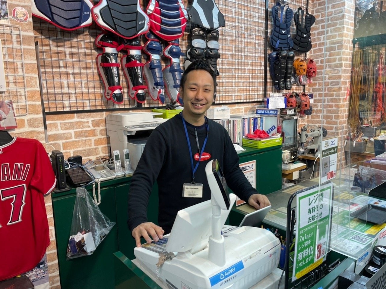 野球専門店・ベースマン立川店のカリスマ店長、星徹弥さん。「野球用具ソムリエ」の異名を持つ