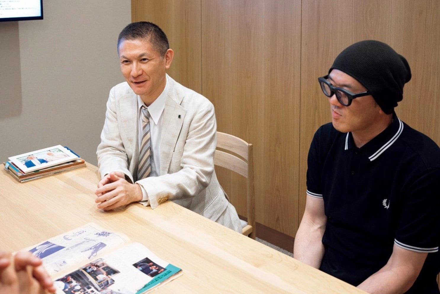 ホテル竹園芦屋の福本社長（左）と元従業員でいとこの梅田雄一。精肉店から始まった竹園は水原茂政権下で巨人の定宿に。Number53号の食特集にも登場　©Tadashi Hosoda