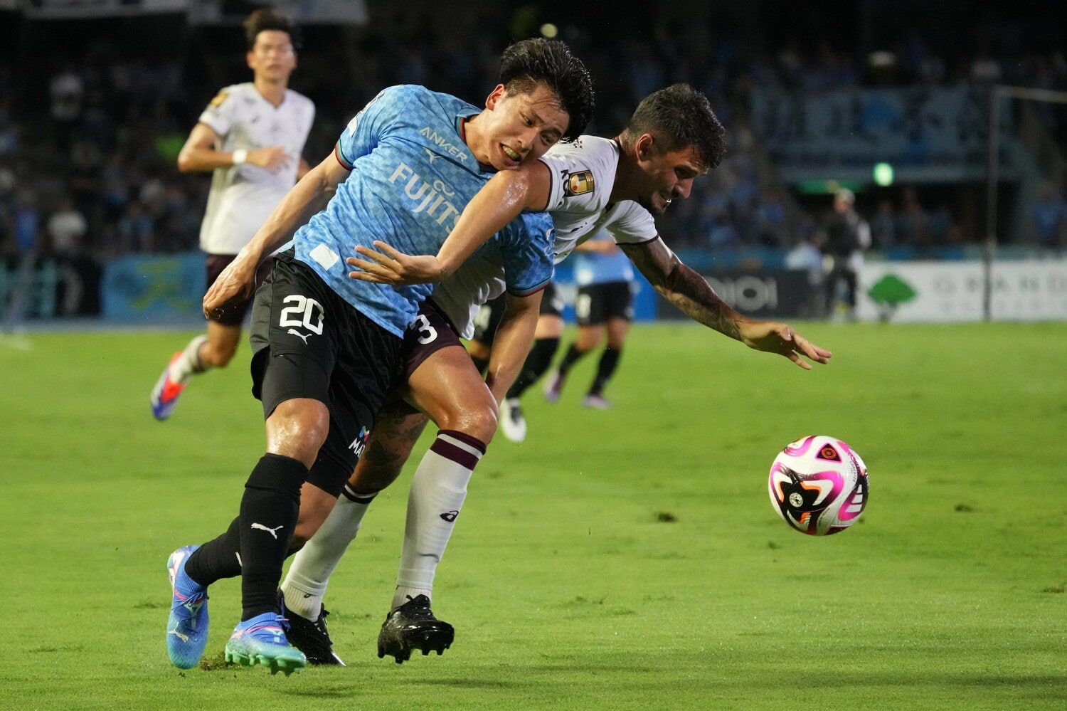 ヴィッセル神戸戦でのマテウス・トゥーレルとの激しいデュエル　©Hiroki Watanabe/Getty Images