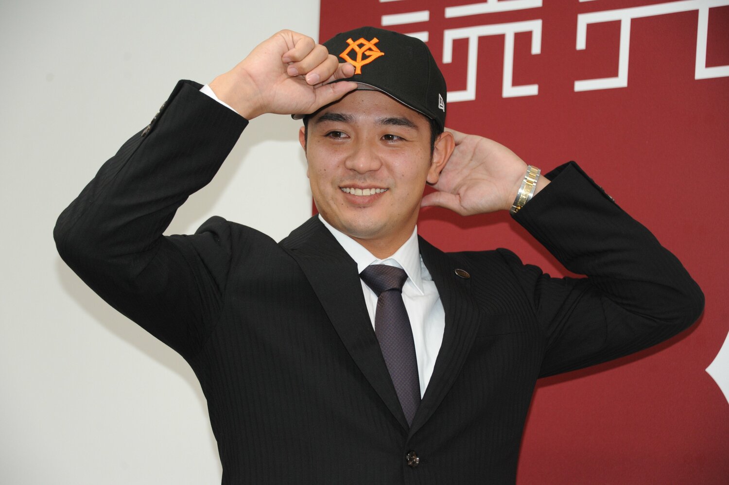 昨年11月に巨人入団が決まり笑顔の石川　©︎JIJI PRESS