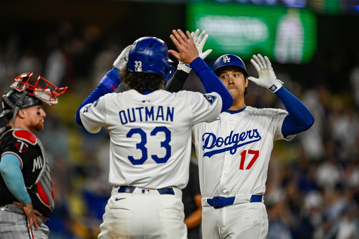 7月のトレード期限でツインズへと移籍することになるアウトマンとハイタッチ　©Nanae Suzuki