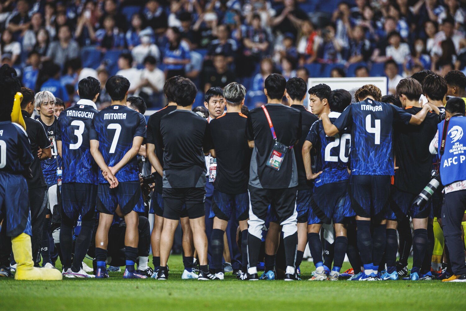 試合後、森保監督は円陣を組んで次戦バーレーン戦に向けて引き締めた　©Kiichi Matsumoto