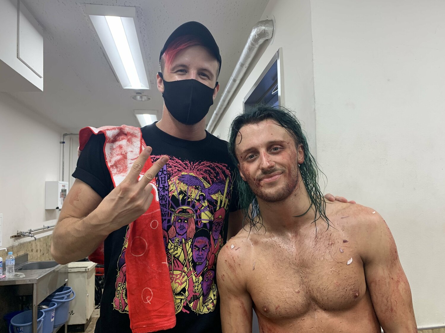 クリス・ブルックス（左）とドリュー　（写真をクリックすると「この記事の写真」にとびます。流血等の過激な写真を含みますのでご注意ください）