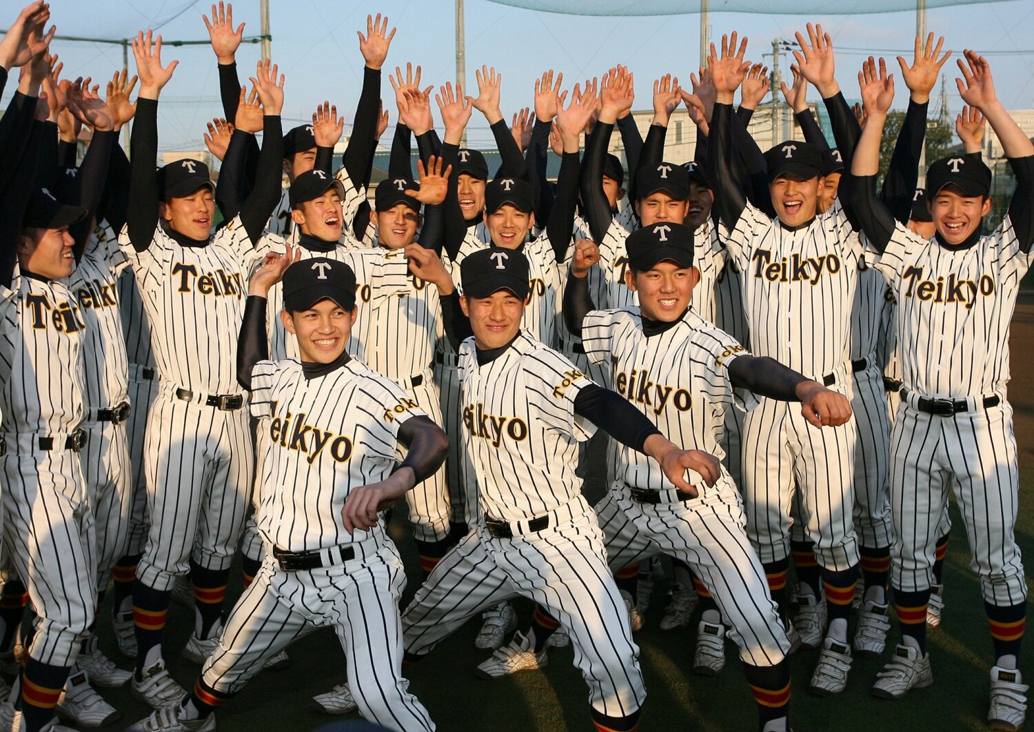 選抜出場が決まった時の歓喜の１枚。手前が「エース3枚看板」と言われた、（左から）山﨑康晃、鈴木昇太、伊藤拓郎　©︎SANKEI SHIMBUN　