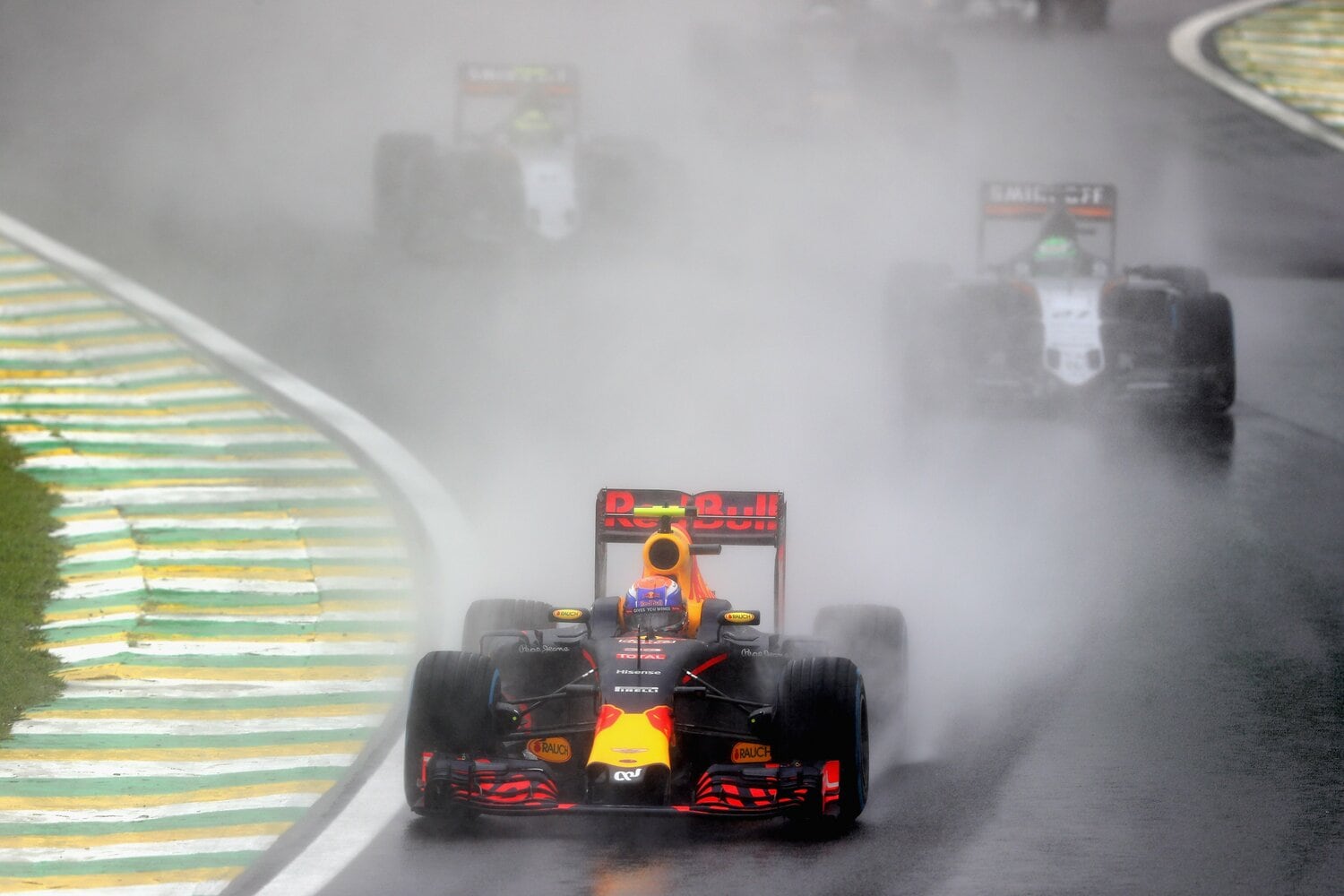 雨中で圧倒的な走りを披露した2016年ブラジルGPのフェルスタッペン ©Getty Images
