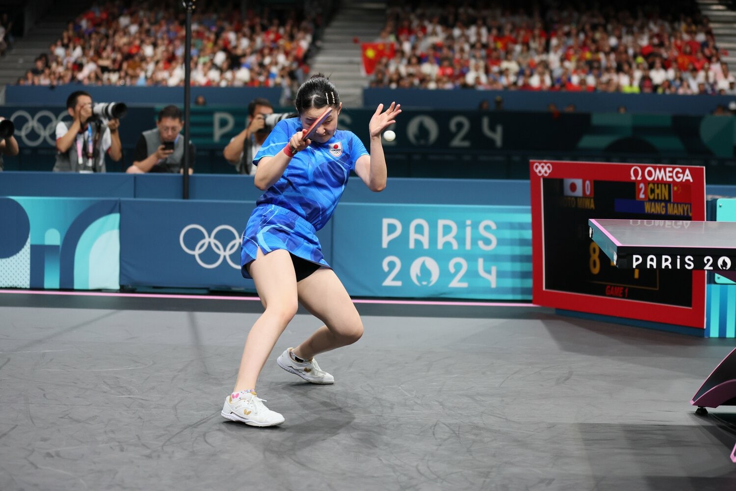 中国戦第3試合のシングルス、張本は第1ゲームをデュースの末に奪うも1-3で敗れる　©Kaoru Watanabe/JMPA