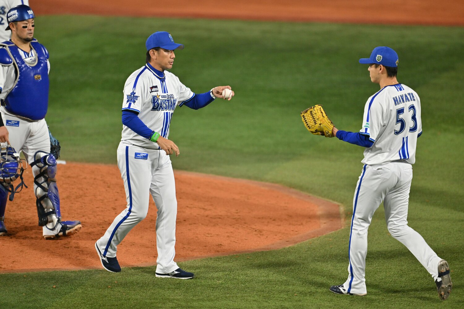 5回にジャクソンに代え中川にボールを渡すDeNA三浦監督　©︎Hideki Sugiyama