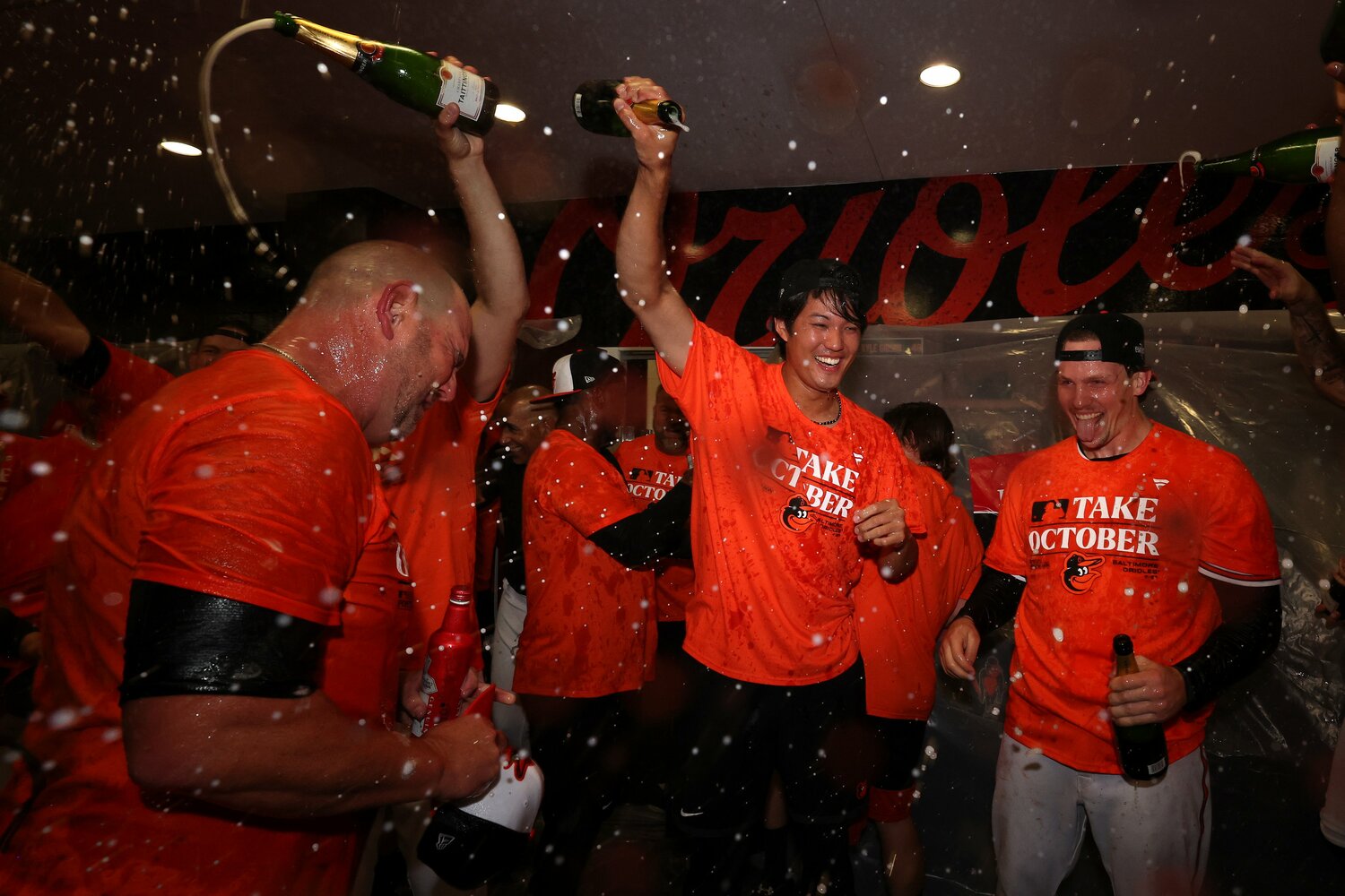 昨年9月、オリオールズでの藤浪。ポストシーズン進出を決め、シャンパンファイトで笑顔を見せた　©Getty Images