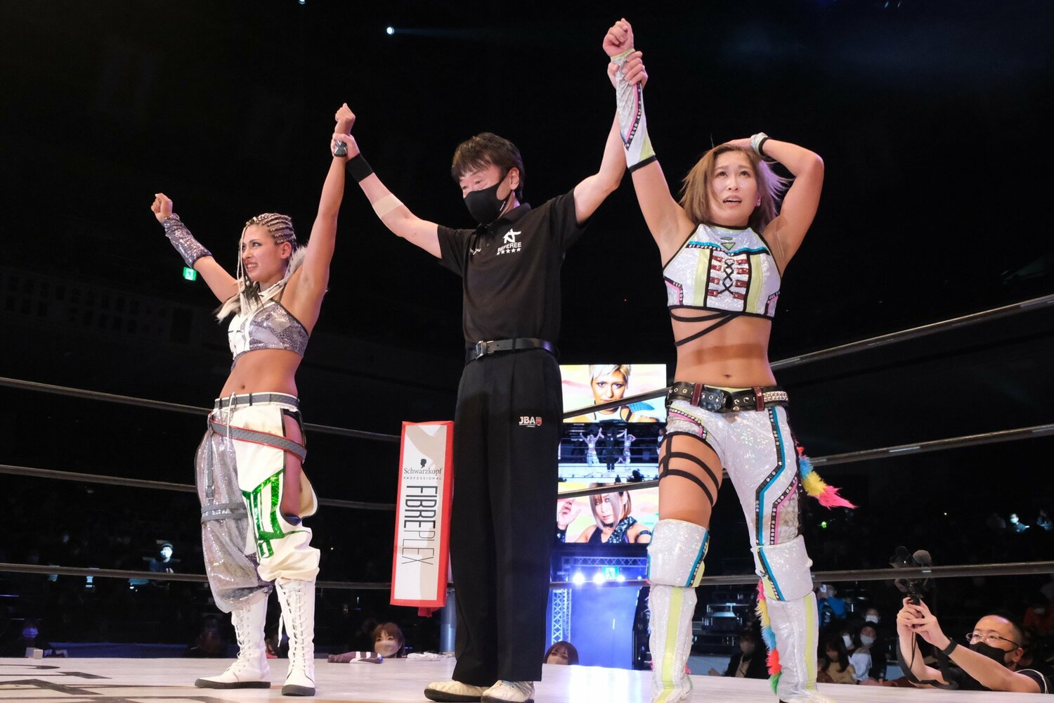 勝ったのはジュリア。しかしレフェリーは両者の手を掲げた