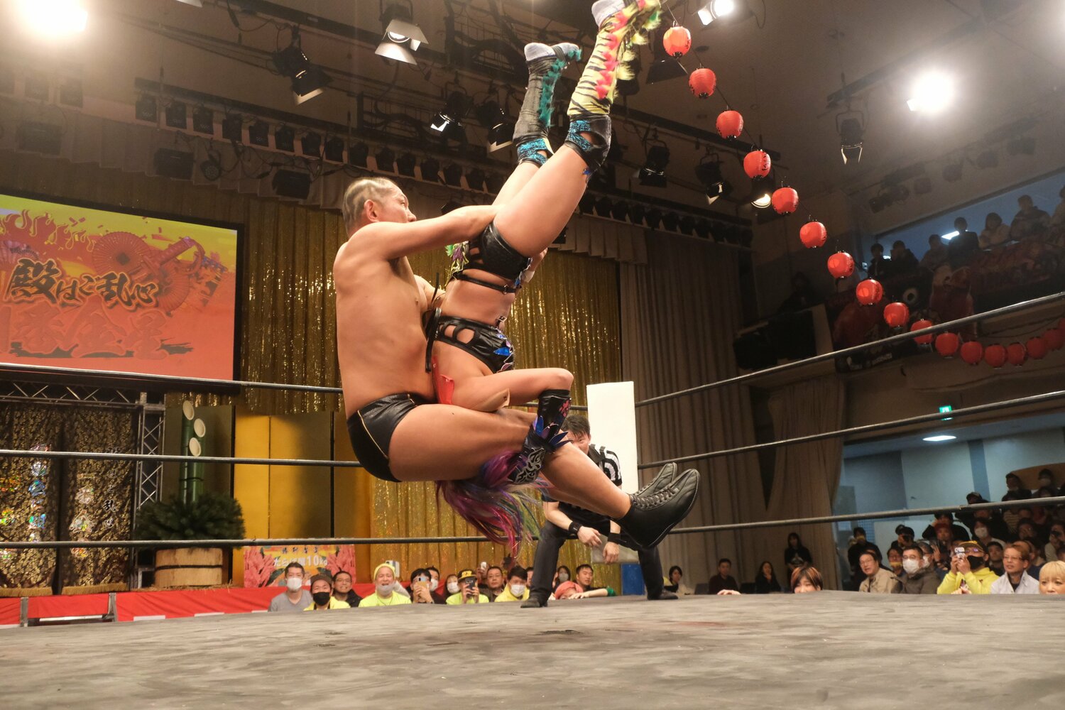 最後は鈴木のゴッチ式パイルドライバーで3カウント