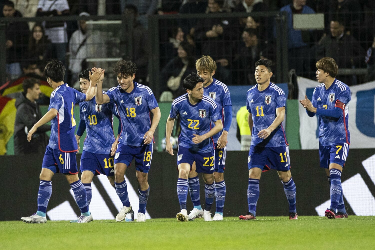 ドイツ戦での内野（22番）。鈴木（10番）とは毎晩のように電話をする仲だそうだ　©Getty Images