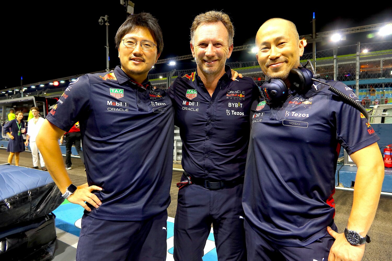 レッドブルのクリスチャン・ホーナー（中央）と笑顔で写真に収まる吉野マネージャー（右）　©Masahiro Owari