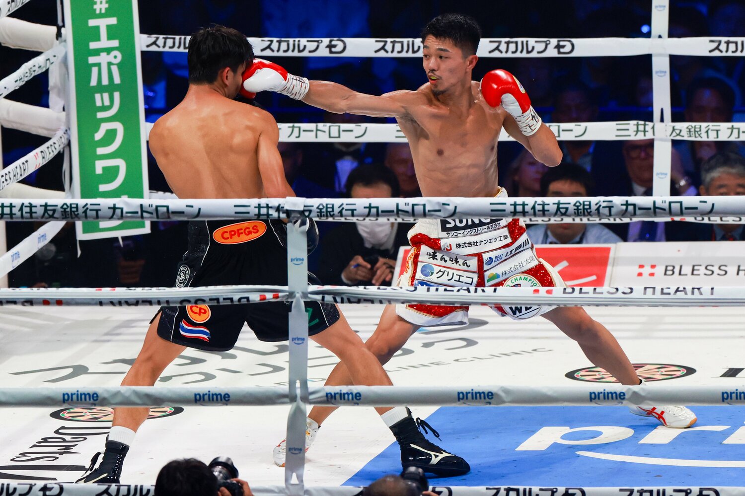 3ラウンドでは多彩な攻め手でペッチの顔にパンチをヒットさせた中谷　©︎Naoki Kitagawa
