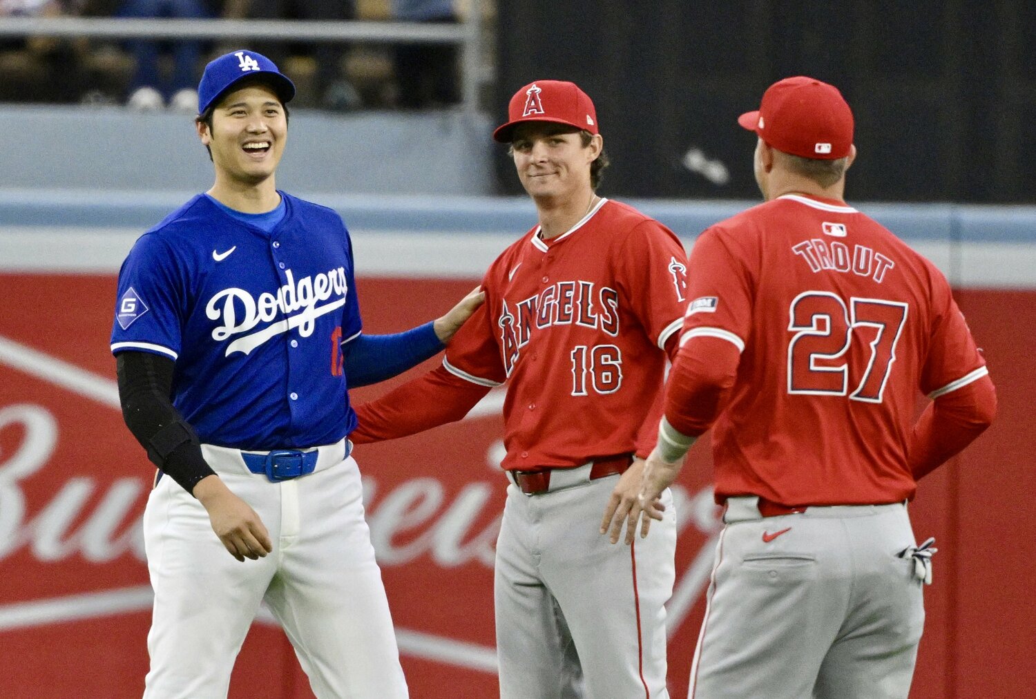 2024年、元同僚のモニアク、トラウトと談笑する大谷　©Getty Images