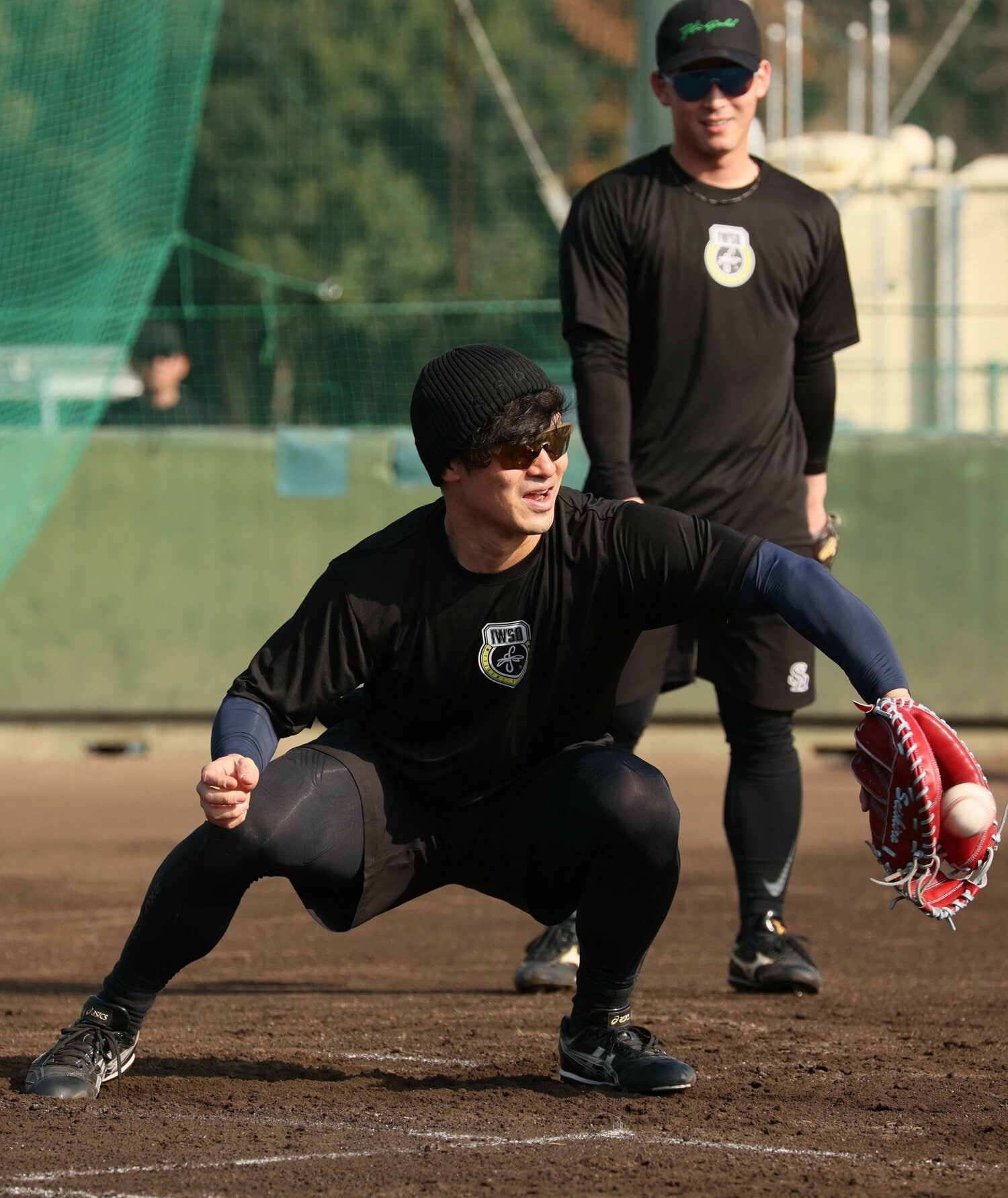 公開自主トレでキャッチングの練習をする坂本 ©️SANKEI SHIMBUN