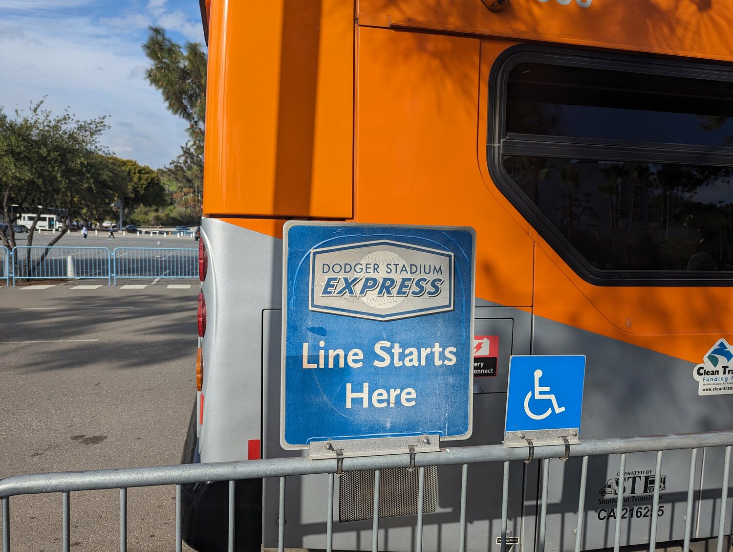 このサインが乗り場の目印、乗車まで1時間並んだ　©Aki