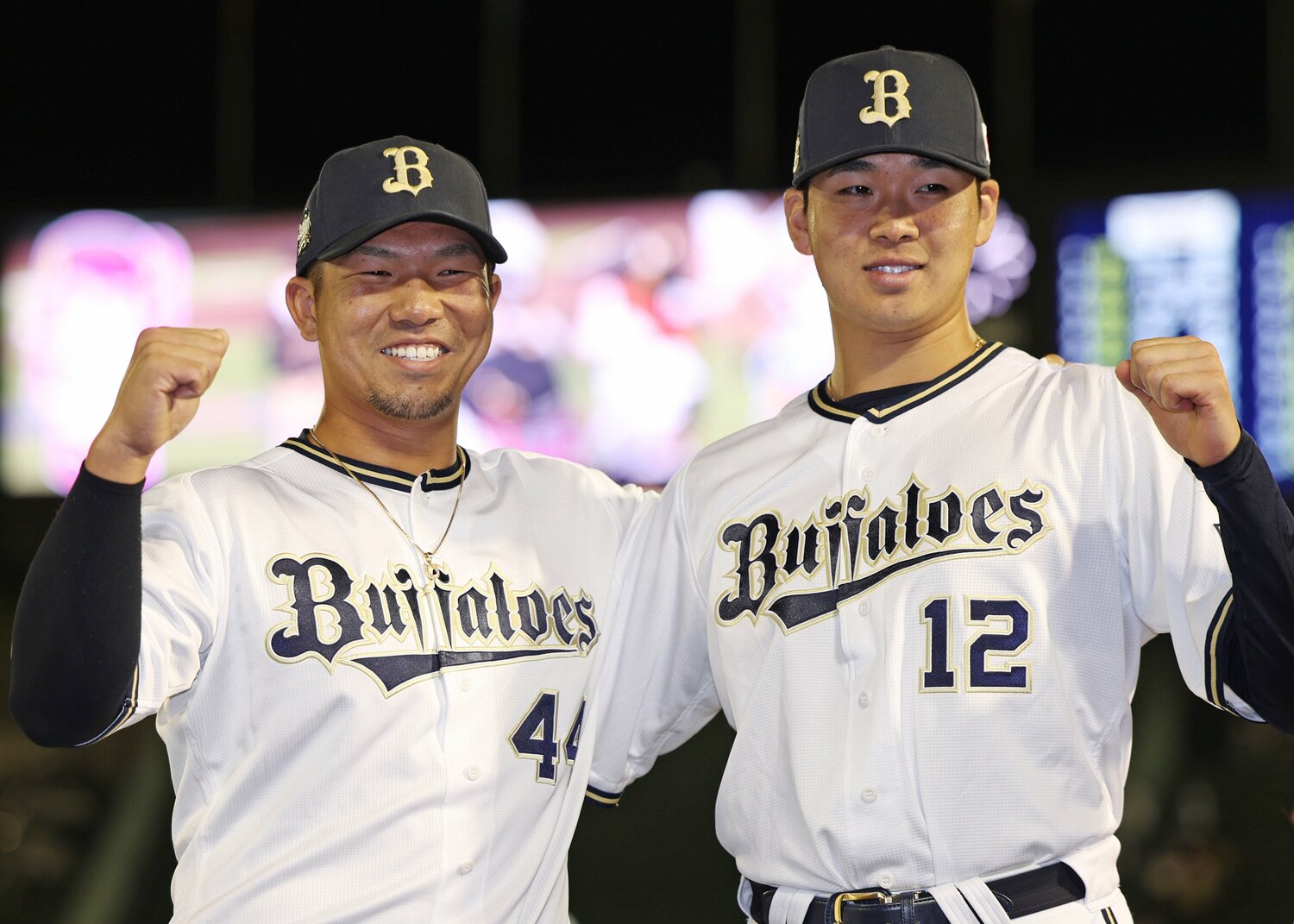 23日の楽天戦、ヒーローインタビュー後にポーズを取るオリックスの頓宮裕真（左）と山下舜平大　©JIJI PRESS