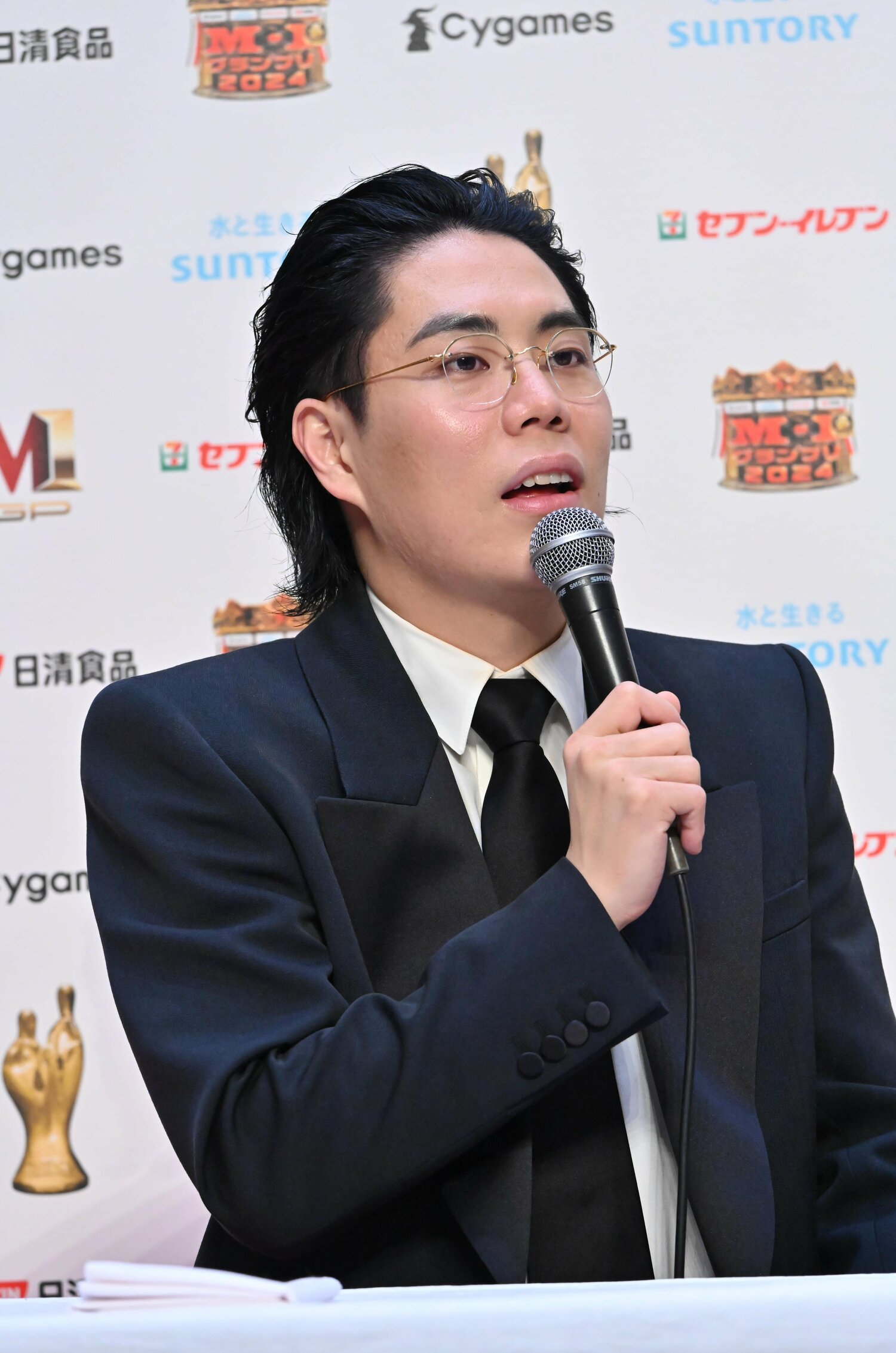 史上初のM-1連覇を果たした令和ロマン・高比良くるま（30歳）。優勝会見での記者いじりは相変わらずだった　©M-1グランプリ事務局