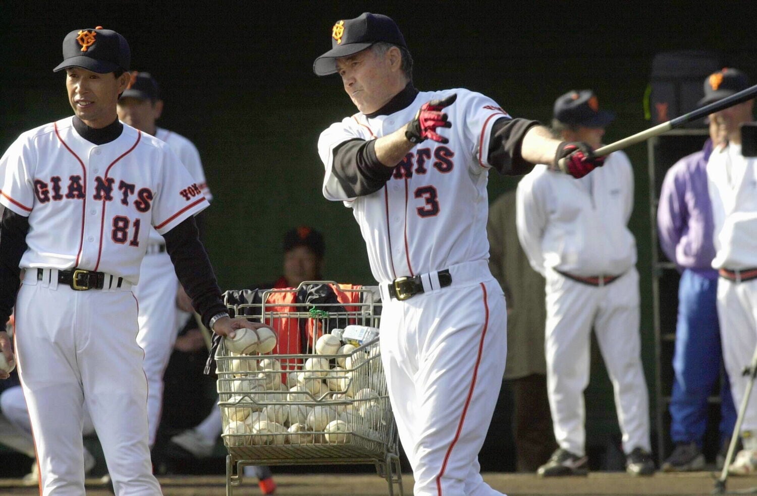 江藤智（背番号33）の巨人加入により、永久欠番「3」が蘇った2000年の長嶋茂雄監督　©JIJI PRESS