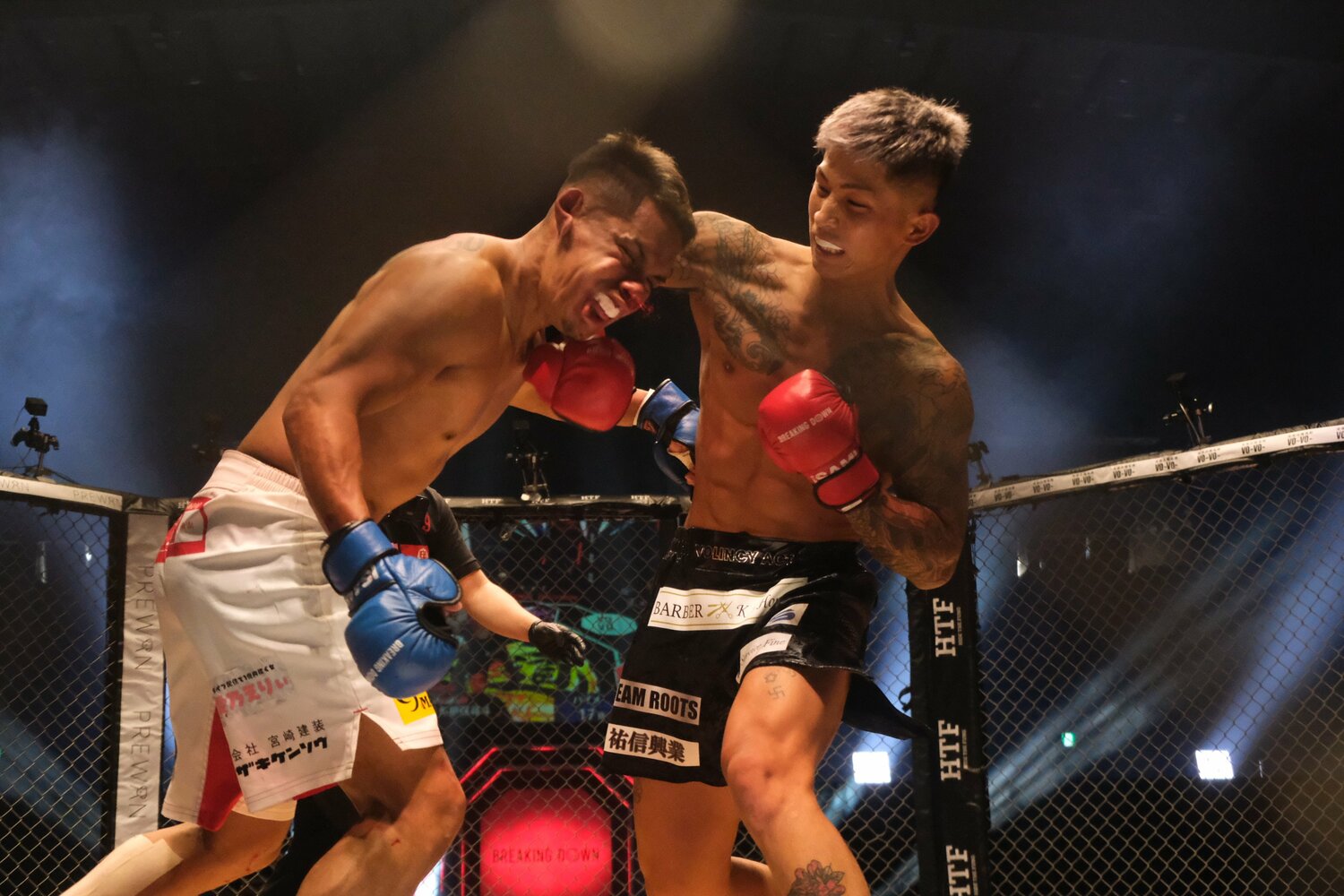 2度目のダウンへとつながった外枦保のパンチ。蹴りも効果的だった　©Norihiro Hashimoto