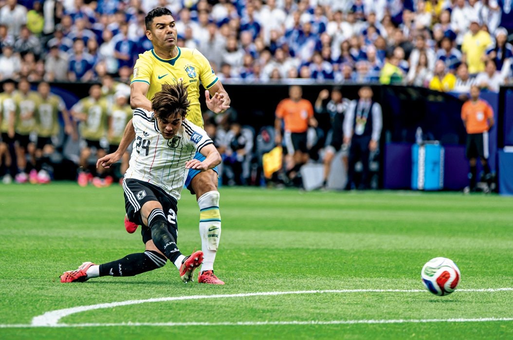 ブラジル戦の前半29分、カゼミーロのプレッシャーを受けながらもミドルシュートを叩き込んだ Getty Images