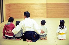 体験入門の子どもたちを指導する内田師範
                                                       