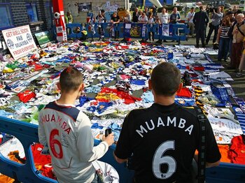 サッカーの試合中の悲劇をどう防ぐ？プレミア“ムアンバの奇跡”を検証する。＜Number Web＞ photograph by AFLO
