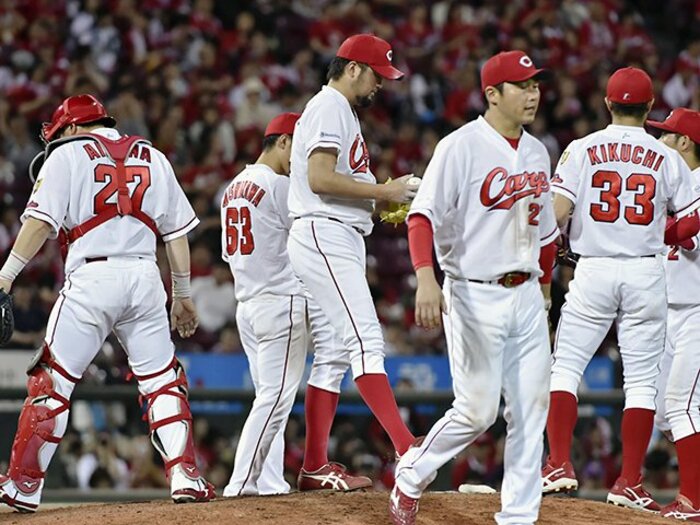 なぜ広島は野手と投手に溝がないか。「黒田さんの教えがあるんだと」＜Number Web＞ photograph by Kyodo News