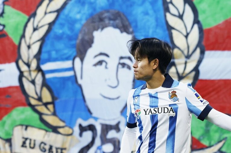 今は亡きラ・レアルのサポーター肖像画フラッグを背にした久保建英。CL、リーガと過密日程が続く中で奮闘を続ける ／ photograph by Daisuke Nakashima