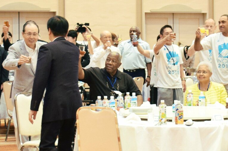 2015年、第25回世界少年野球大会に際して来日した健在な頃のハンク・アーロン氏（中央）。左に王　©JIJI PRESS