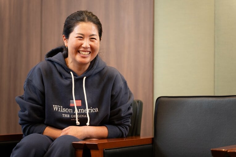 インタビューに答える西堀健実　©Shiro Miyake