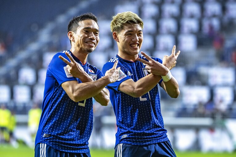 2019年アジア杯、長友と堂安　©Takuya Sugiyama