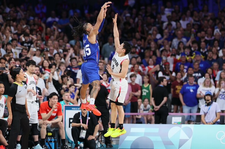 世界中で話題を呼んだ河村勇輝のフランス戦第4Qでのシーン。厳しいファウル判定の結果、日本は破れる　©Kaoru Watabe/JMPA