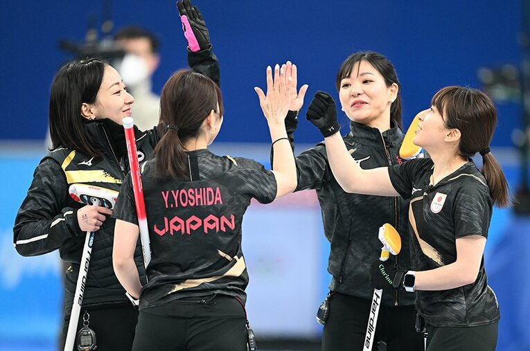 日本勢初の銀メダルを獲得したカーリング女子日本代表（ロコ・ソラーレ） ／ photograph by Naoya Sanuki／JMPA