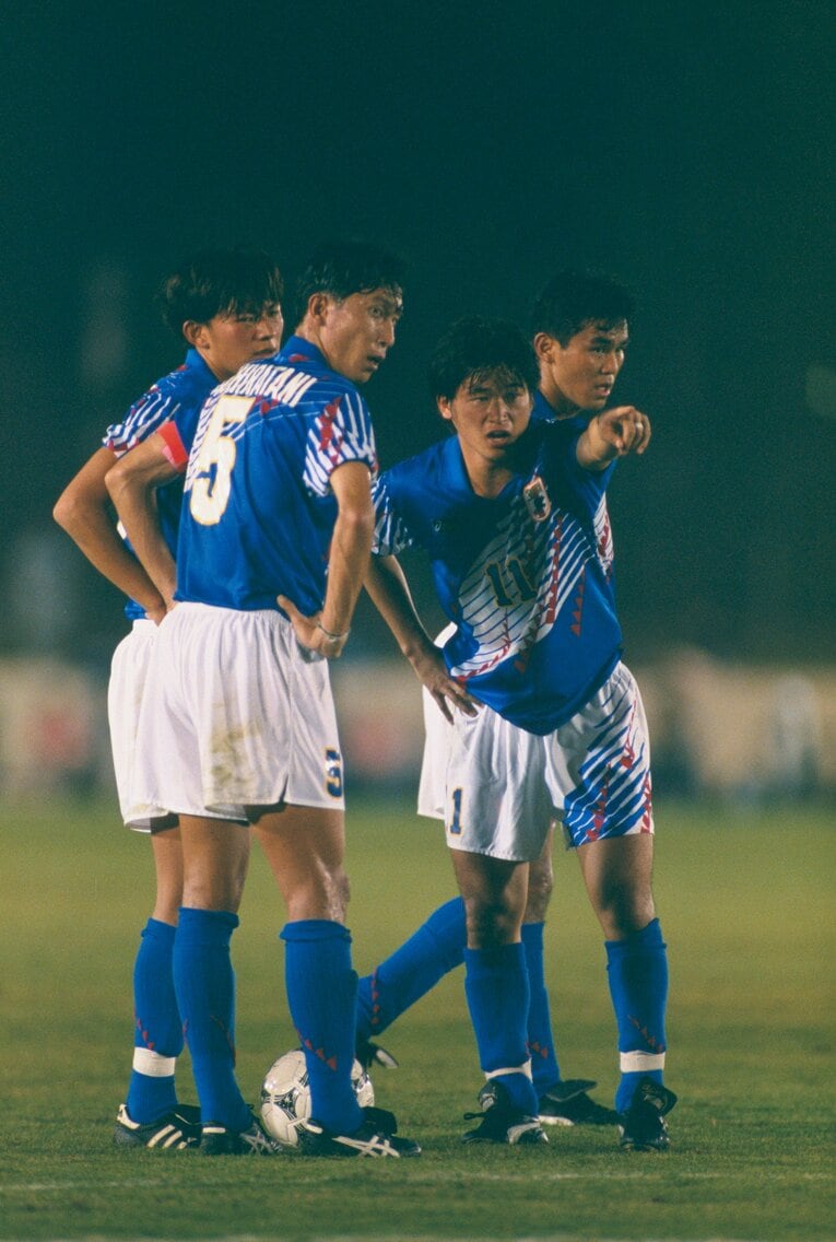 1994年アシックスカップ・ガーナ戦でファルカン監督の指示を受ける岩本輝雄（6番）　©︎Naoya Sanuki