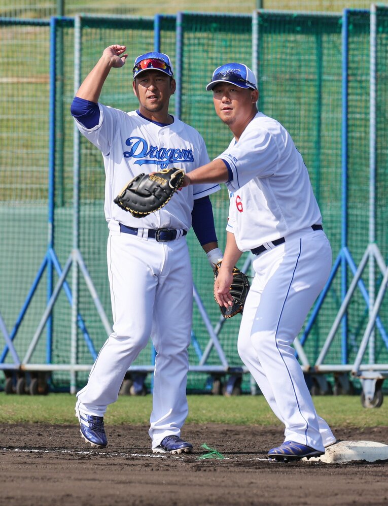 今季は中日でプレーする中島宏之（左）、中田翔 ©JIJI PRESS