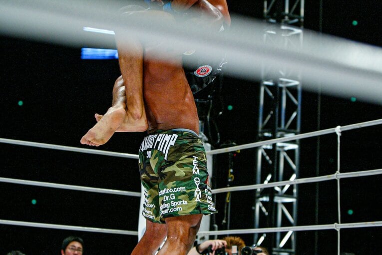 自慢の怪力でアローナを高々と持ち上げるジャクソン　©Susumu Nagao