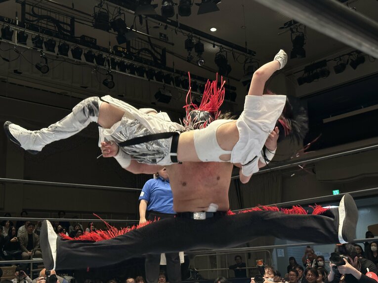 スワイプすると「エル・デスペラードvs葛西純」など激闘写真をご覧になれます　©Norihiro Hashimoto