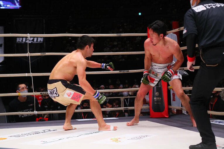 『RIZIN.25』朝倉未来vs斎藤裕。朝倉が得意の打撃で斎藤をグラつかせる場面も　©RIZIN FF