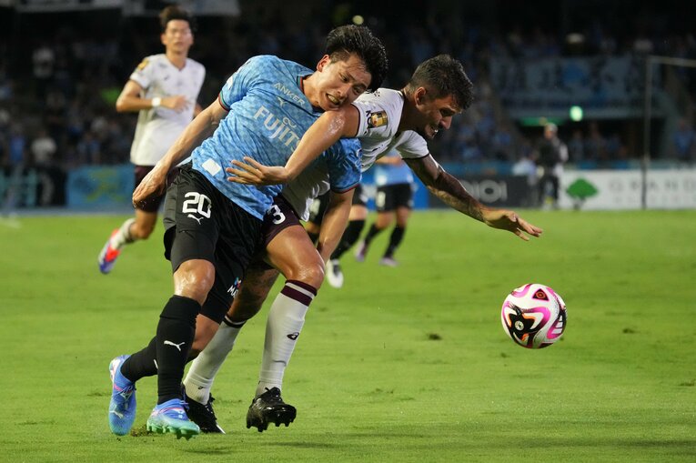 ヴィッセル神戸戦でのマテウス・トゥーレルとの激しいデュエル　©Hiroki Watanabe/Getty Images