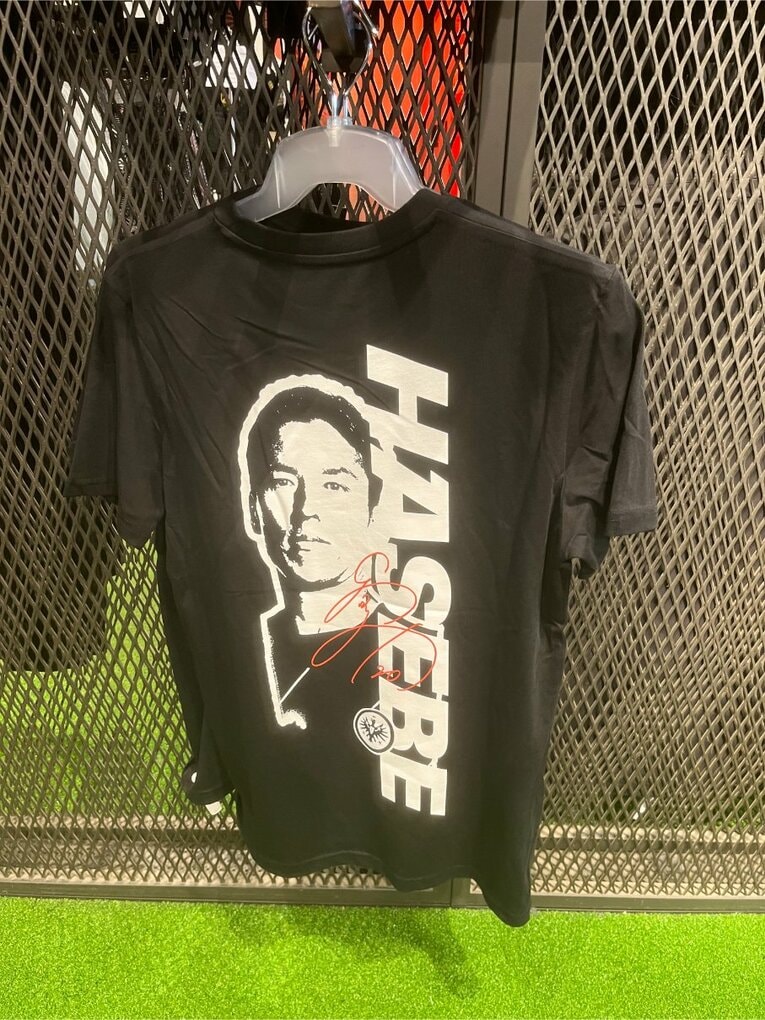 【長谷部誠ラストゲーム現地探訪】長谷部の引退記念グッズ　©Yusuke Mimura