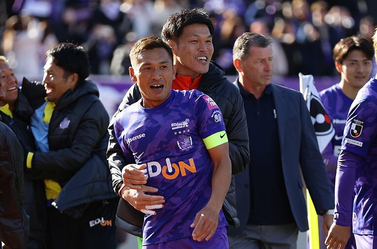 今季ホーム戦終了後の青山敏弘と林卓人。サンフレッチェ広島にとって「ビッグアーチ」はずっと幸せで大事な関係だった ／ photograph by J.LEAGUE