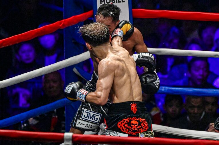 堤聖也vs.ノニト・ドネア。12月17日、両国国技館　©Takuya Sugiyama
