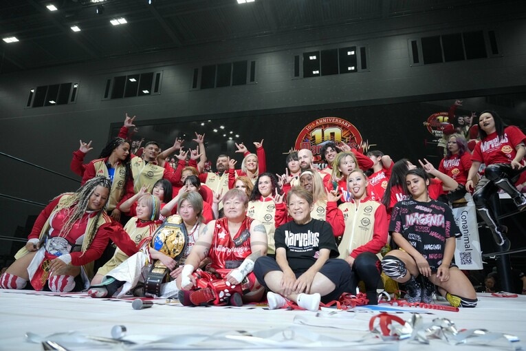 マーベラス10周年の記念写真に収まる長与千種ら選手たち　©Essei Hara