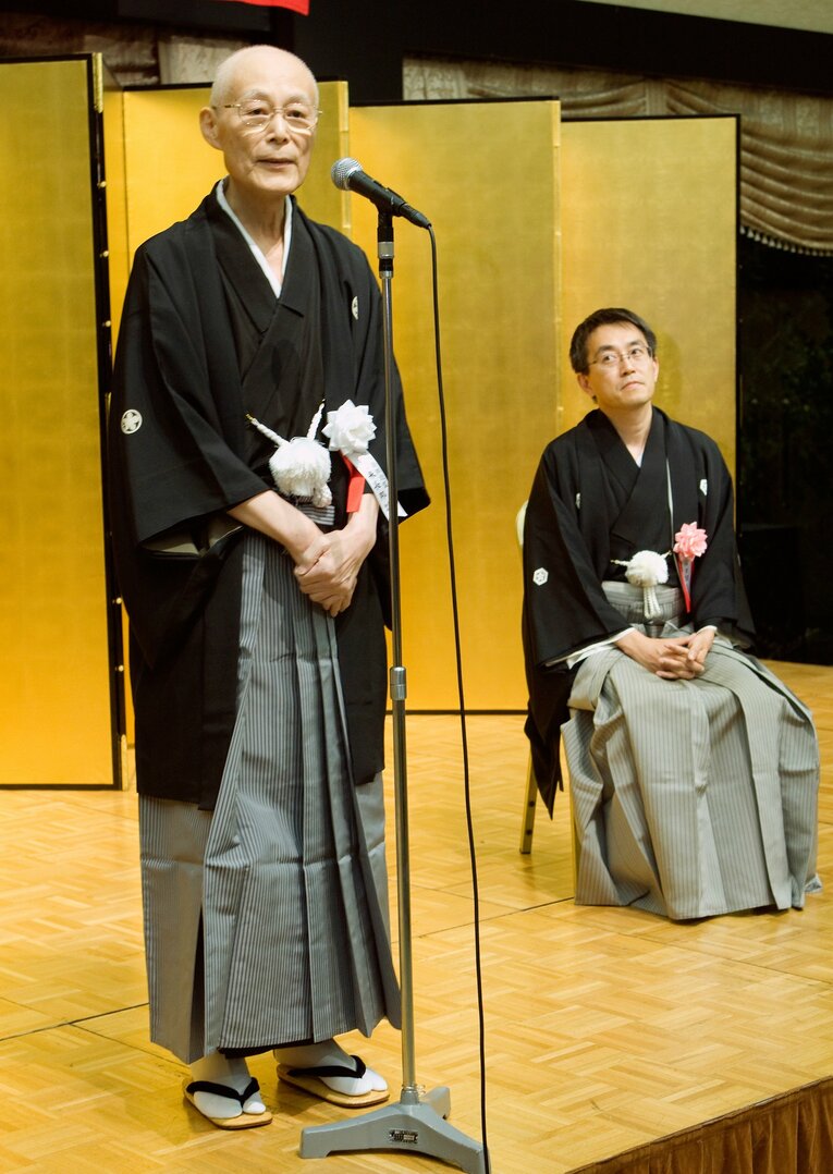 「第83期棋聖就位式＆将棋ファンと羽生善治棋聖の夕べ」であいさつする米長と羽生善治三冠　©JIJI PRESS