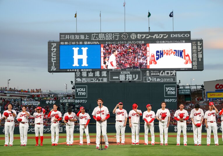 今季のホーム最終戦でファンに挨拶する新井監督と選手たち。このとき、それぞれの胸に去来した思いとは…　©JIJI PRESS