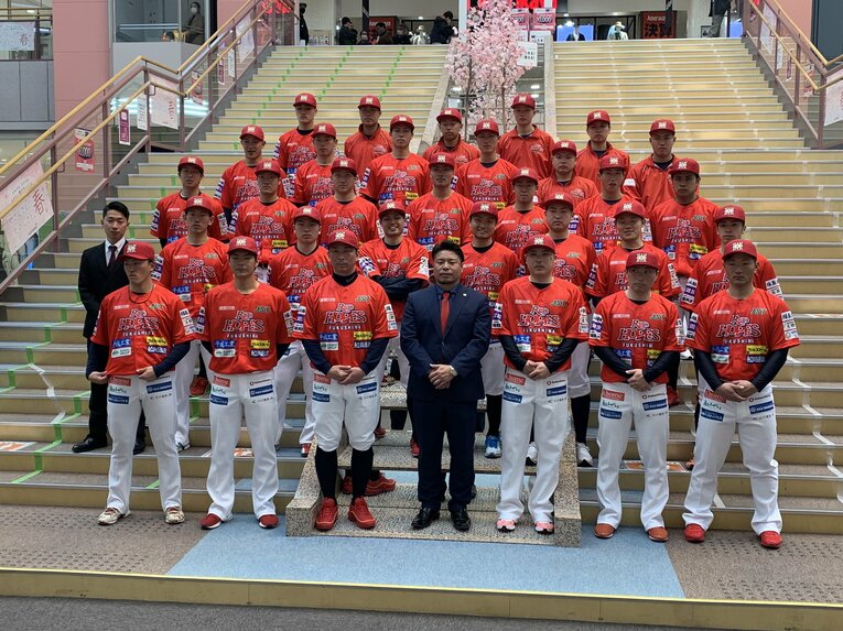 岩村監督（中央）のもと、投手陣の再建を誓う館山投手チーフコーチ　（福島レッドホープス公式Twitterより）