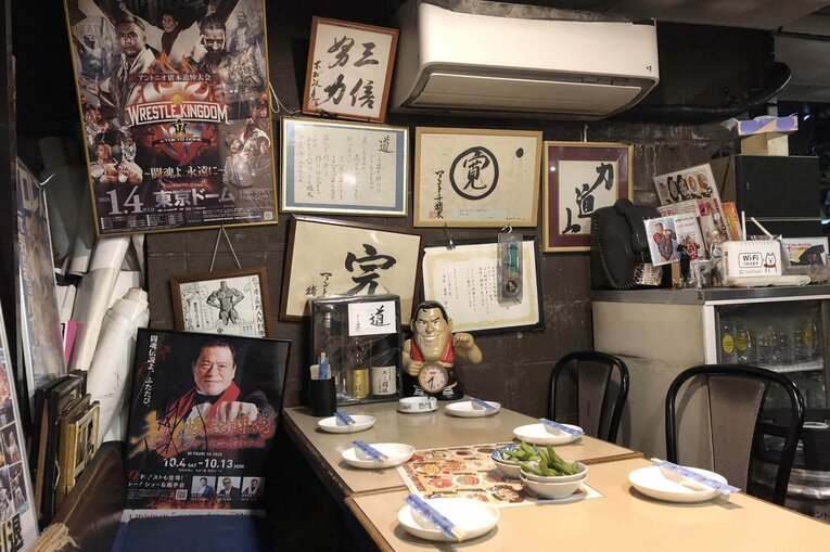 ビア・ホールMANの店内はミニプロレス博物館　©Essei Hara