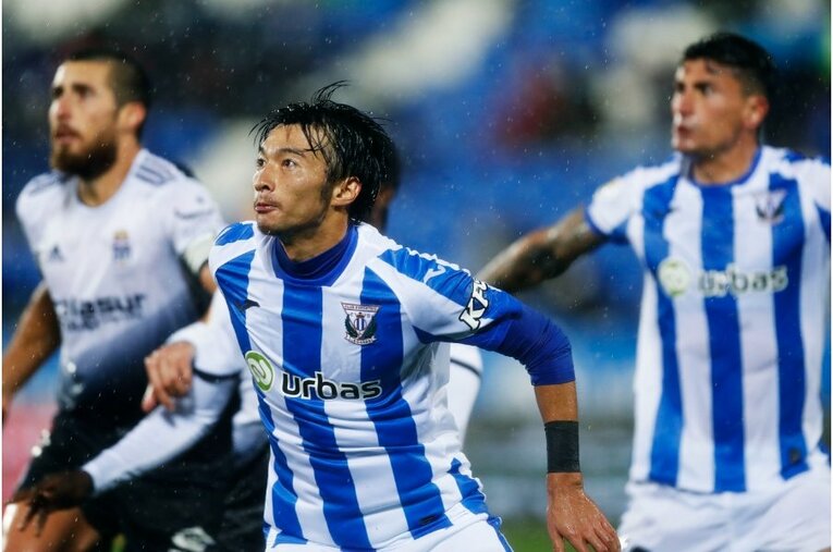 柴崎岳vs岡崎慎司が《ユニフォームを引っ張ってバチバチ》 撮影カメラマンが凍えそうな雨中で捉えた“熱いバトル”の瞬間(40)