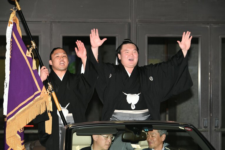 師匠の白鵬（右）と、励まし続けてくれた兄弟子の石浦。写真は2016年5月場所にて撮影　©JMPA